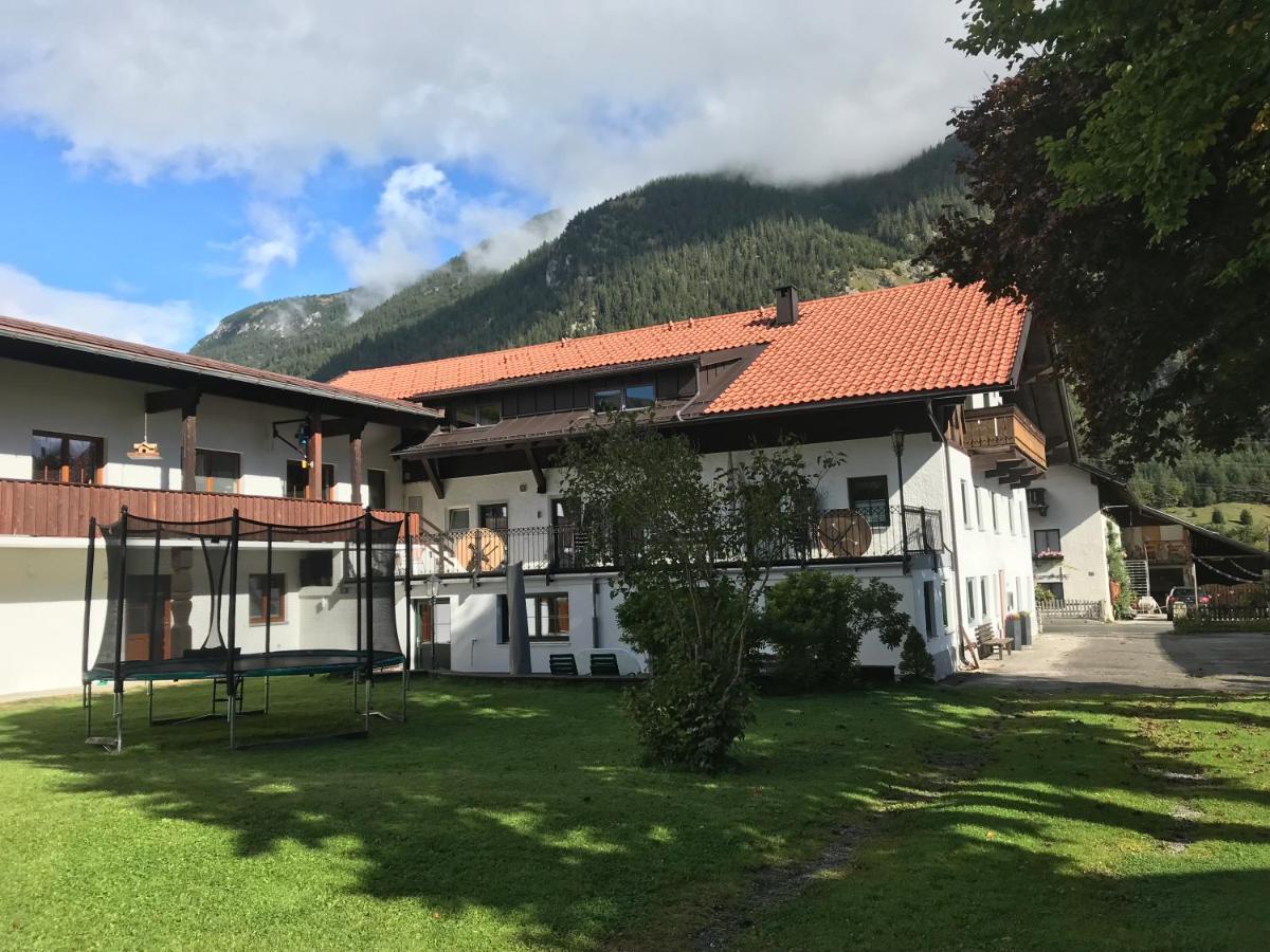 Pony-Ziegen-Hasen-Ranch Bichlbach Apartamento Exterior foto